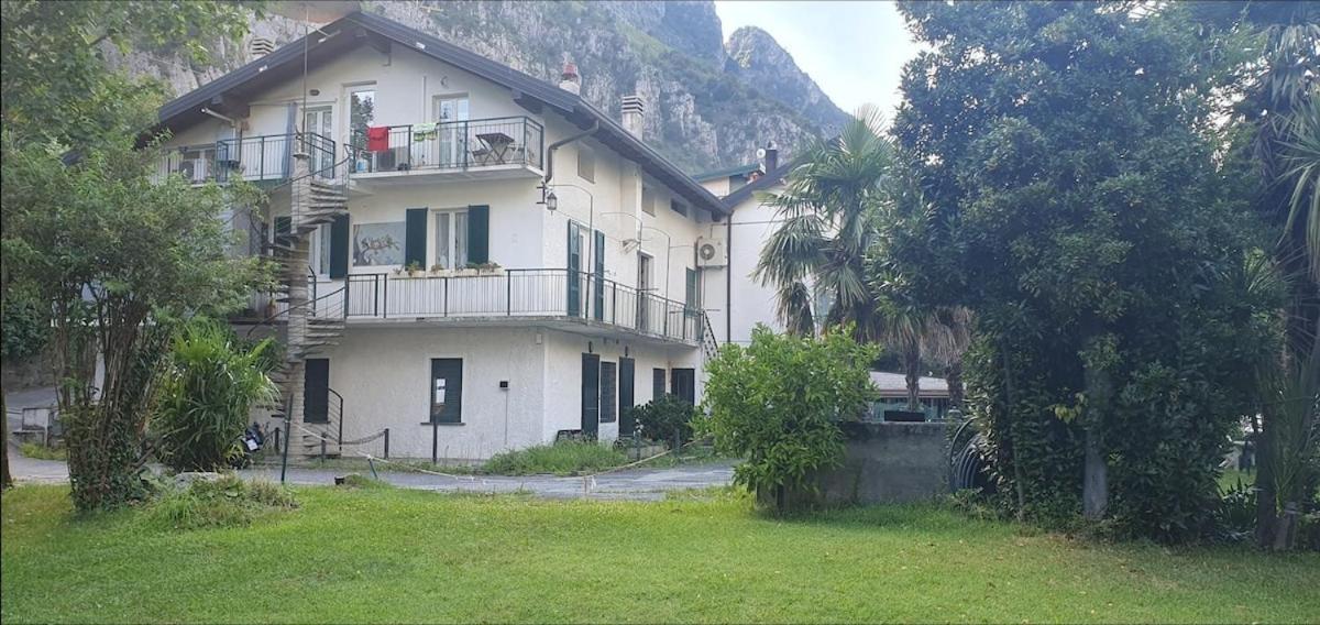 L For Lake Mandello del Lario Exterior foto