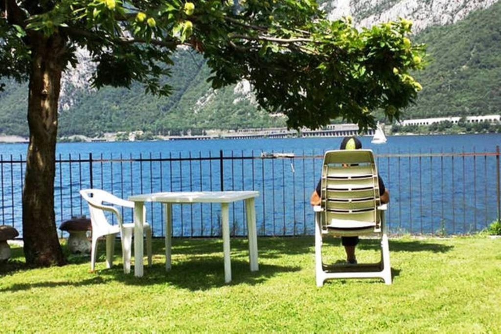 L For Lake Mandello del Lario Cameră foto