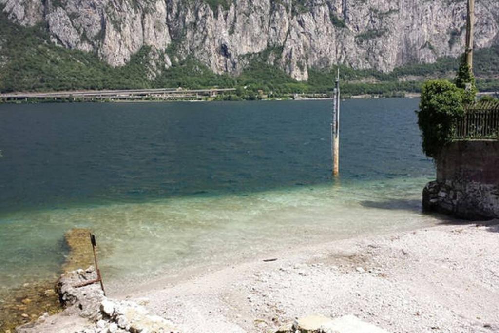 L For Lake Mandello del Lario Cameră foto